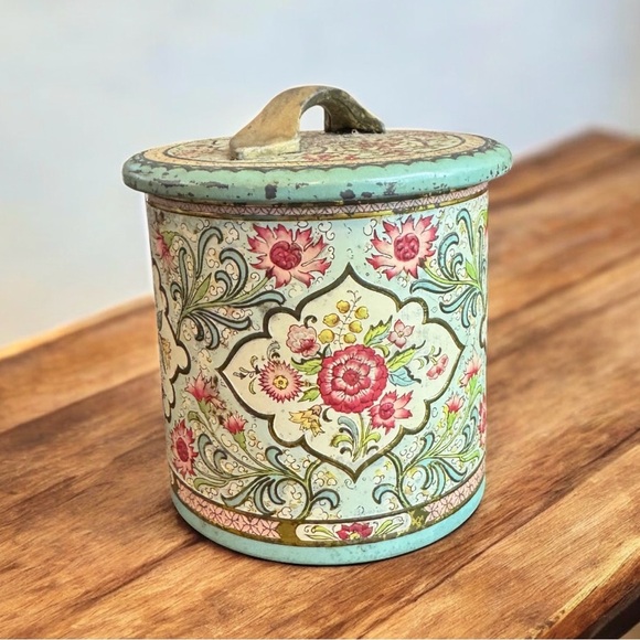 Lovely Vintage Daher Holland Embossed Round Canister Tin - Picture 9 of 14